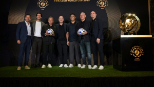 O presidente da Fifa, Gianni Infantino (c), posa para foto ao lado dos ex-jogadores (da esq. para a dir.) Alessandro Del Piero (Itália), Kaká (Brasil), Roberto Baggio (Itália), Ronaldo (Brasil), Hristo Stoichkov (Bulgária) e Esteban Cambiasso (Argentina), ao lado do troféu do Mundial de Clubes da Fifa