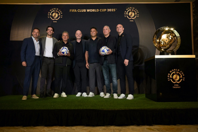 O presidente da Fifa, Gianni Infantino (c), posa para foto ao lado dos ex-jogadores (da esq. para a dir.) Alessandro Del Piero (Itália), Kaká (Brasil), Roberto Baggio (Itália), Ronaldo (Brasil), Hristo Stoichkov (Bulgária) e Esteban Cambiasso (Argentina), ao lado do troféu do Mundial de Clubes da Fifa