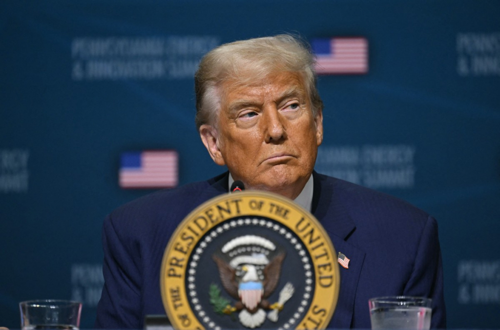 Trump quer revogar base legal que limita emissões de gases