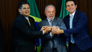 O presidente da República, Luiz Inácio Lula da Silva (PT)(c), entre os presidentes do Senado, Davi Alcolumbre (União Brasi-AP)(e), e da Câmara dos Deputados, Hugo Motta (Republicanos- PB), durante a cerimônia de assinatura da medida provisória da reforma do setor elétrico, no Palácio do Planalto