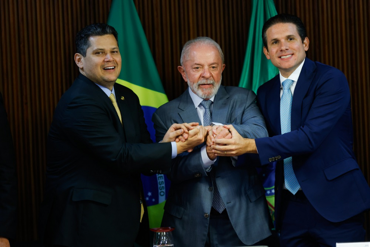 Lula diz ser ‘amigo’ de Motta e Alcolumbre e fala em ‘aparar arestas’