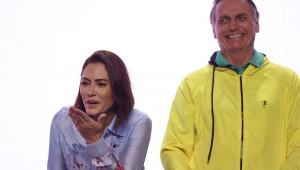 Michelle Bolsonaro manda beijo enquanto Jair Bolsonaro ri