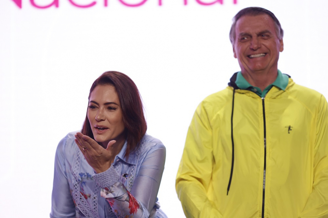 Michelle Bolsonaro manda beijo enquanto Jair Bolsonaro ri