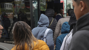 Pedestres enfrentam dia de muito frio na Avenida Faria Lima