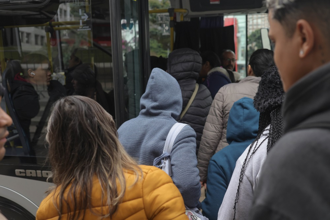 Pedestres enfrentam dia de muito frio na Avenida Faria Lima
