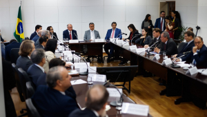 O vice-presidente e ministro do Desenvolvimento, Indústria, Comércio e Serviços (MDIC), Geraldo Alckmin, comanda a primeira reunião do comitê com o setor produtivo para debater as tarifas de 50% anunciadas pelos Estados Unidos contra o Brasil