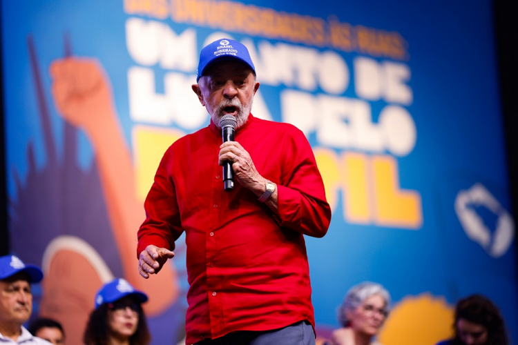 Lula chama Bolsonaro e filhos de ‘traidores’ e diz que família deve deixar o Brasil ‘viver em paz’