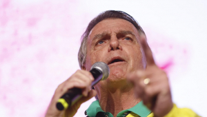 Bolsonaro é alvo de buscas da PF e terá de usar tornozeleira eletrônica
