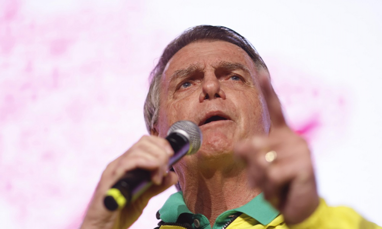 Bolsonaro é alvo de buscas da PF e terá de usar tornozeleira eletrônica