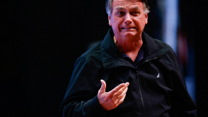 Bolsonaro é alvo de buscas da PF e terá de usar tornozeleira eletrônica