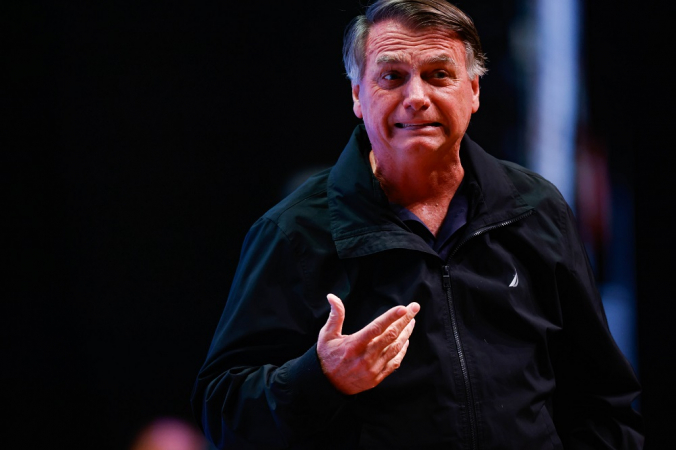 Bolsonaro é alvo de buscas da PF e terá de usar tornozeleira eletrônica