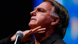 Bolsonaro é alvo de buscas da PF e terá de usar tornozeleira eletrônica