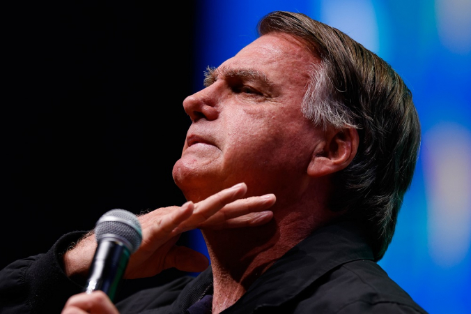 Bolsonaro é alvo de buscas da PF e terá de usar tornozeleira eletrônica