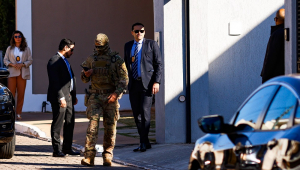 Movimentação de policiais na residência do ex-presidente Jair Bolsonaro