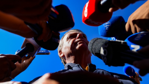 O ex-presidente da República, Jair Messias Bolsonaro (PL), fala após colocar a tornozeleira eletrônica, na Secretaria de Estado de Administração Penitenciária (SEAP), em Brasília