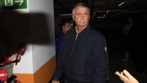 O ex-presidente da República, Jair Bolsonaro, deixa a sede do Partido Liberal (PL), em Brasília, para ir para casa devido às medidas restritivas impostas pelo Supremo Tribunal Federal (STF)