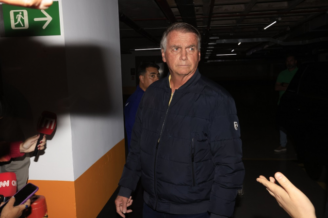 O ex-presidente da República, Jair Bolsonaro, deixa a sede do Partido Liberal (PL), em Brasília, para ir para casa devido às medidas restritivas impostas pelo Supremo Tribunal Federal (STF)