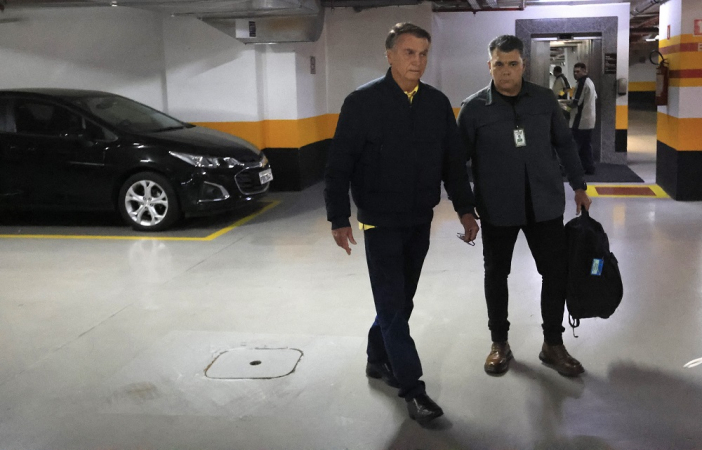 O ex-presidente da República, Jair Messias Bolsonaro, deixa a garagem do PL, em Brasília