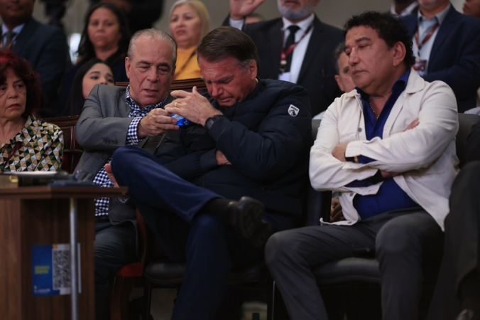 O ex-presidente Jair Bolsonaro (PL) participa de um culto na Igreja Catedral da Benção, em Taguatinga (DF)