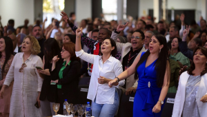 A ex-primeira-dama Michelle Bolsonaro durante culto na Igreja Catedral da Benção, em Taguatinga