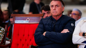 Bolsonaro chora durante culto após Moraes decidir contra prisão preventiva