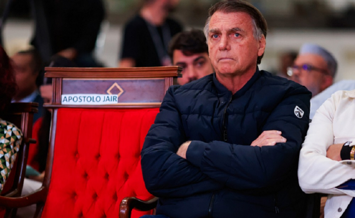 Bolsonaro chora durante culto após Moraes decidir contra prisão preventiva