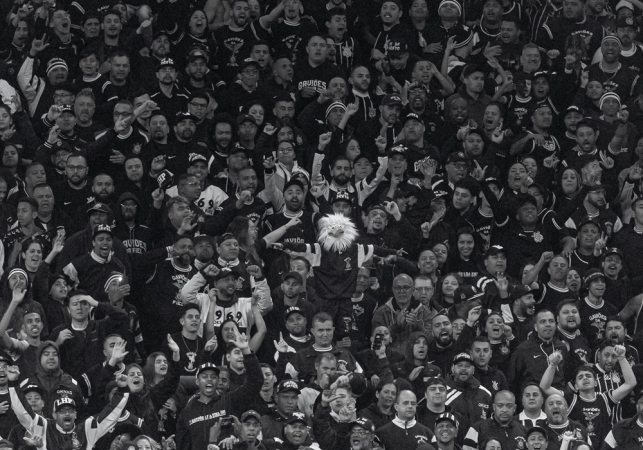 Torcida organizada do Corinthians na arquibancada da arena de Itaquera
