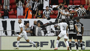 Arthur Cabral jogador do Botafogo comemora seu gol durante partida contra o Vasco no estádio Mane Garrincha
