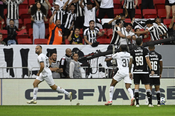 Arthur Cabral jogador do Botafogo comemora seu gol durante partida contra o Vasco no estádio Mane Garrincha