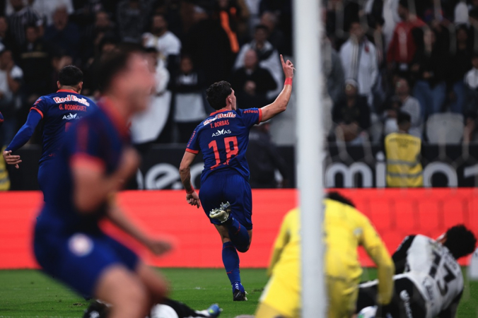 Thiago Borbas jogador do Bragantino comemora seu gol com jogadores do seu time durante partida contra o Corinthians