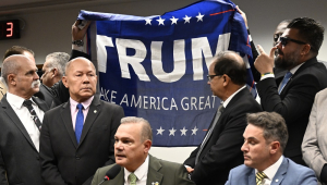 Deputados levantam bandeira em apoio ao presidente norte-americano, Donald Trump, durante reunião comissão de segurança pública e o crime organizado em apoio ao ex-presidente Jair Bolsonaro