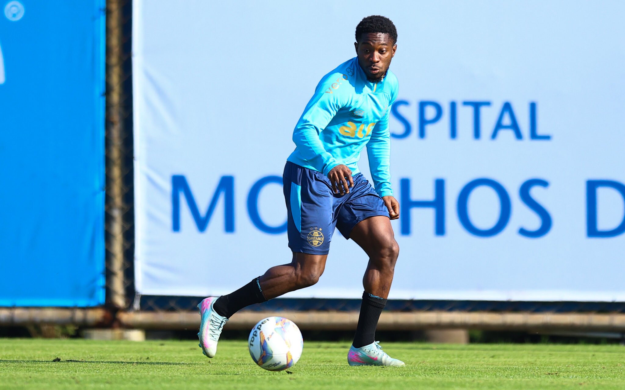 Amuzu deve ser titular no jogo do Grêmio contra o São José.
