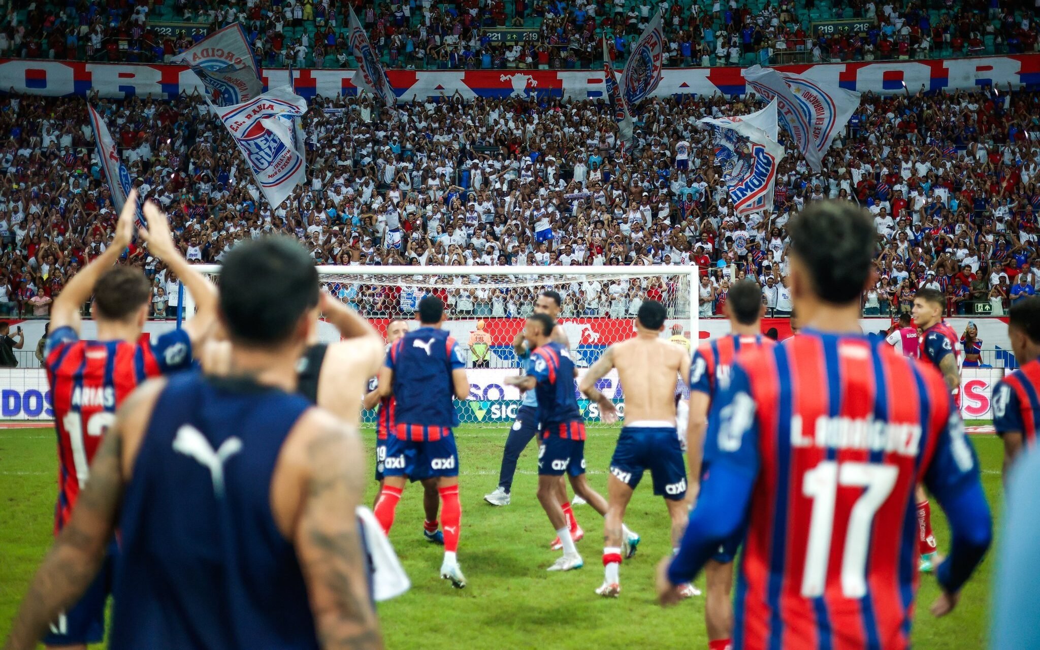 Ao lado dos torcedores, Bahia comemora triunfo contra o São Paulo Foto: Divulgação / EC Bahia