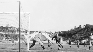 O jogador Zarra (c), da Espanha, diante do goleiro Kalle Svensson, da Suécia, antes de chutar para marcar o único gol da equipe na disputa pelo terceiro lugar na Copa do Mundo de Futebol de 1950