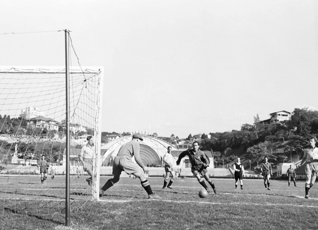 O jogador Zarra (c), da Espanha, diante do goleiro Kalle Svensson, da Suécia, antes de chutar para marcar o único gol da equipe na disputa pelo terceiro lugar na Copa do Mundo de Futebol de 1950