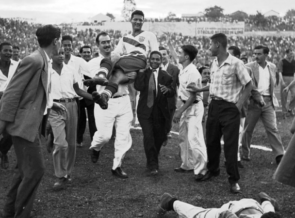 O jogador Joe Gaetjens, dos Estados Unidos, autor do único gol da equipe no jogo contra a Inglaterra, é carregado por seus companheiros ao final da partida