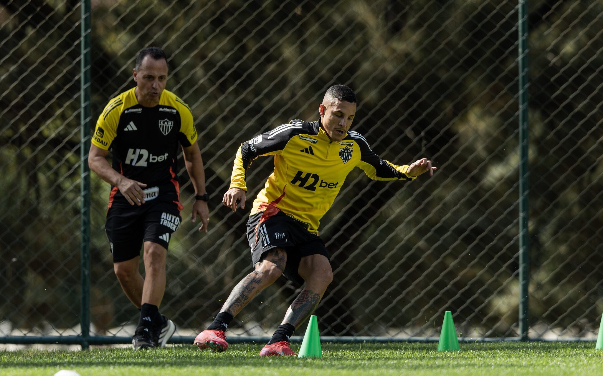 Arana volta a treinar com bola no Atlético-MG 
