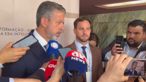 Arthur Lira fala com a imprensa durante o Fórum de Lisboa