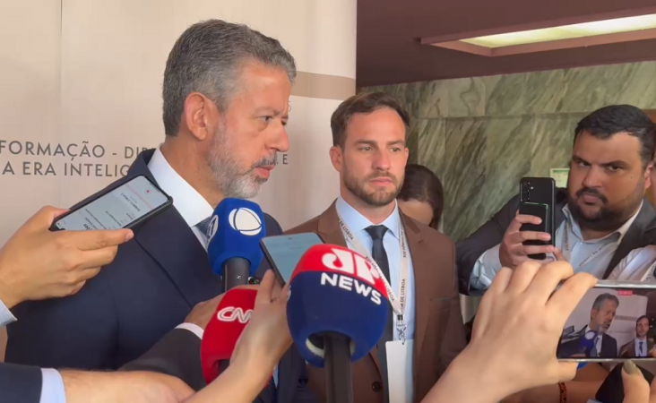 Arthur Lira fala com a imprensa durante o Fórum de Lisboa