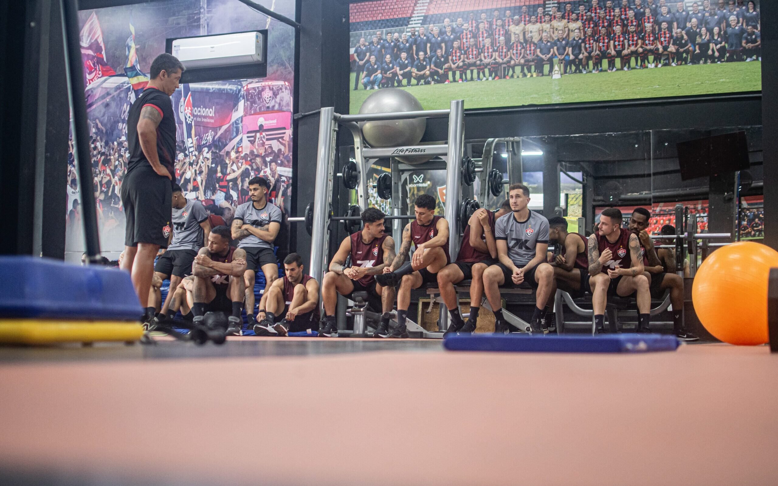 Atletas do Vitória reunidos na academia antes de treino 
