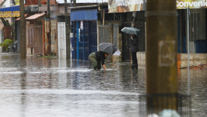 Forte chuva causa alagamento em ruas da cidade de Canoas, na Região Metropolitana de Porto Alegre