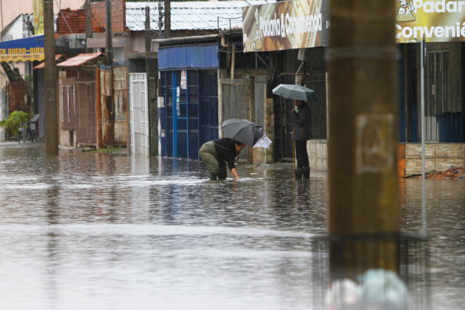 Forte chuva causa alagamento em ruas da cidade de Canoas, na Região Metropolitana de Porto Alegre