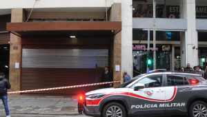 Agentes da Polícia Militar isolam e preservam um local para a perícia após um vigilante matar a ex-companheira e, cometer o suicídio, dentro do Edifício Comercial Jockey, utilizado pela Prefeitura, na Rua Boa Vista, no centro de São Paulo