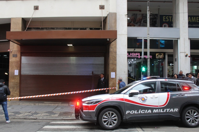 Agentes da Polícia Militar isolam e preservam um local para a perícia após um vigilante matar a ex-companheira e, cometer o suicídio, dentro do Edifício Comercial Jockey, utilizado pela Prefeitura, na Rua Boa Vista, no centro de São Paulo