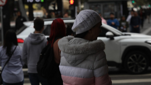 edestres enfrentam clima frio na Avenida Paulista, na região central de São Paulo