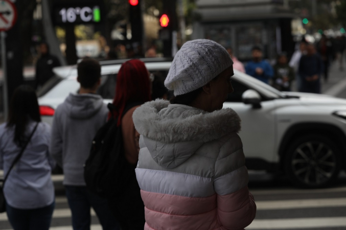 edestres enfrentam clima frio na Avenida Paulista, na região central de São Paulo