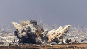 Fumaça se eleva após um ataque aéreo israelense no norte da Faixa de Gaza, próximo a Beit Hanun, visto do lado israelense da fronteira