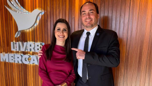 Carlos Bolsonaro e Caroline de Toni Miram o Senado com Apoio de Jair em SC