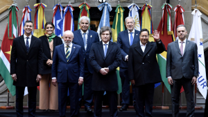 Da esquerda para a direita, o presidente do Paraguai, Santiago Peña, a vice-presidente do Equador, Maria José Pinto, o presidente do Brasil, Luiz Inácio Lula da Silva, o presidente do Panamá, José Raúl Mulino, o presidente da Argentina, Javier Milei, o chanceler do Chile, Alberto van Klaveren, o presidente da Bolívia, Luis Arce, e o presidente do Uruguai, Yamandú Orsi, durante a cúpula do Mercosul
