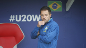 O técnico da seleção brasileira, Ramon Menezes, reage durante a partida entre Espanha e Brasil, válida pelo Grupo C da Copa do Mundo Sub-20, neste sábado, no Estádio Nacional Julio Martínez Prádanos, em Santiago